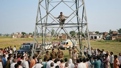 सहारनपुर: बेटे पर दर्ज मामला रद्द कराने को टावर पर चढ़ा पिता, खुद भी मुकदमे में फंसा