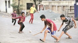 दुनिया मेरे आगे: खेल सिखाते हैं जिंदगी के बड़े सबक, हम खेलों से बच्चों को क्यों कर रहे हैं दूर