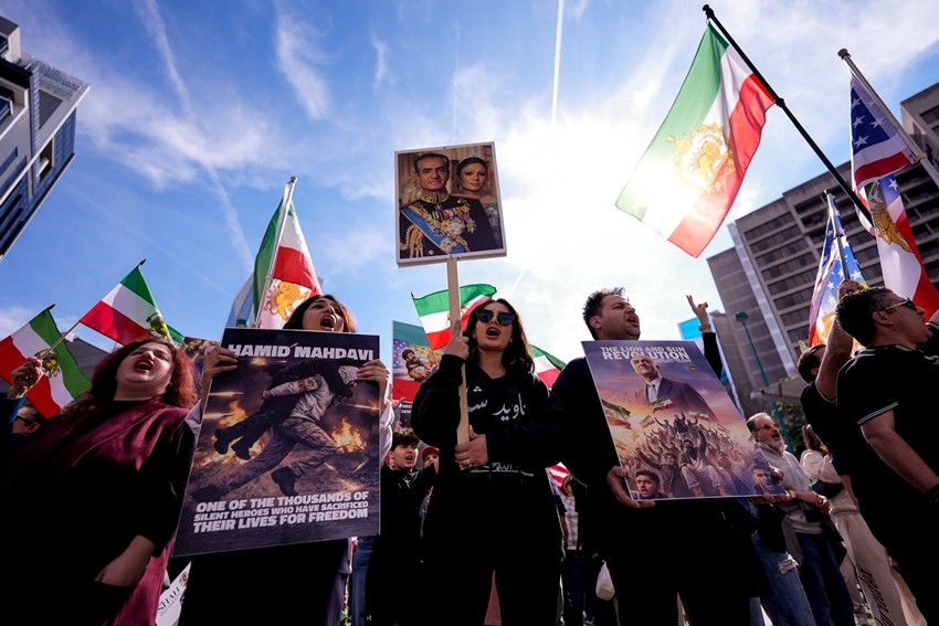 Pro-Iran and anti-Iran protest