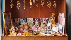 Vastu Tips: घर के मंदिर से जुड़ी ये 3 गलतियां पड़ सकती हैं भारी, जीवन में आ सकती हैं परेशानियां, जानिए क्या कहता है वास्तु शास्त्र