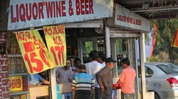 दिल्ली में पहली बार होली पर आज खुली रहेंगी शराब की दुकानें, त्योहार ‘ड्राई डे’ से बाहर, AAP बोली- यह ‘असली शराब घोटाला’