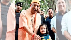 सीएम योगी को बच्ची ने भेंट किया खिलौना बुलडोजर, मुख्यमंत्री ने मुस्कुराते हुए कही यह बात, देखें वीडियो