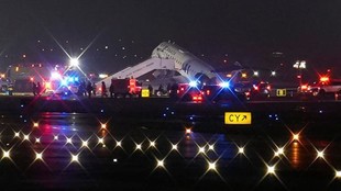 LaGuardia Airport collision,emergency at LaGuardia,Air Canada Express incident