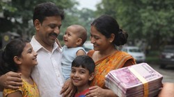 इस राज्य में तीसरा बच्चा होने पर सरकार देगी 25000 रुपये, मुफ्त शिक्षा का भी ऐलान