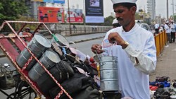 ‘बुरा लग रहा है मैंने इन महिलाओं से काम छीन लिया’, LPG किल्लत से मुंबई की डब्बा सर्विस पर संकट, रोटियां बनाने वालों की छिनी रोजी