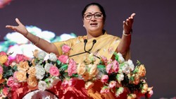 रेखा गुप्ता सरकार ने दिल्ली की किन लड़कियों के बैंक अकाउंट में भेजी धनराशि, 40 हजार के खाते में आए 100 करोड़