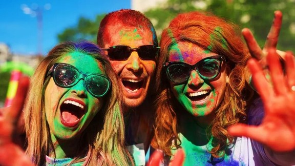 Holi skin care tips before playing colors | Holi-khelne-se-pehle-chehre-baal-sharir-nails-par-kya-lagaye