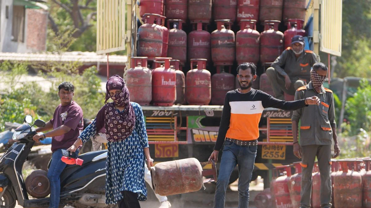 lpg cylinder crisis | latest news | jansatta editorial 