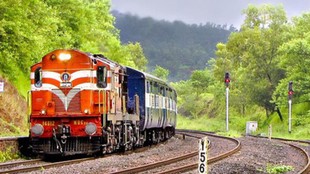 Indian Railways middle berth rules, middle berth timing rules trains,