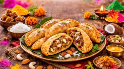 होली पर बनाएं गुड़ और नारियल वाली हेल्दी गुझिया, देखें रेसिपी