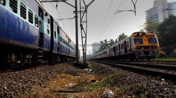 कल्याण रेलवे स्टेशन पर बिजली के खंभे पर चढ़ गया व्यक्ति, ट्रेन सेवाएं हुईं बाधित