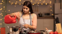 Kitchen Vastu Tips: क्या किचन में जूते-चप्पल पहनकर खाना बनाना अशुभ होता है, जानें वास्तु शास्त्र का नियम