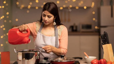 क्या किचन में जूते-चप्पल पहनकर खाना बनाना अशुभ होता है, जानें वास्तु शास्त्र का नियम