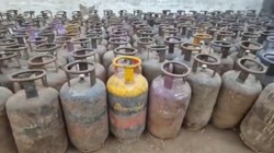 मुंडका में दिल्ली पुलिस की बड़ी कार्रवाई, 610 LPG सिलेंडर जब्त