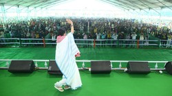 तेज हवा और बारिश में फंसा ममता बनर्जी का विमान, 1 घंटे तक आसमान में घूमता रहा