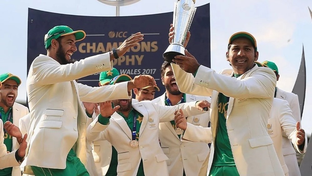 सरफराज अहमद और पाकिस्तानी खिलाड़ी 2017 चैंपियंस ट्रॉफी के खिताब के साथ (सोर्स- PTI)
