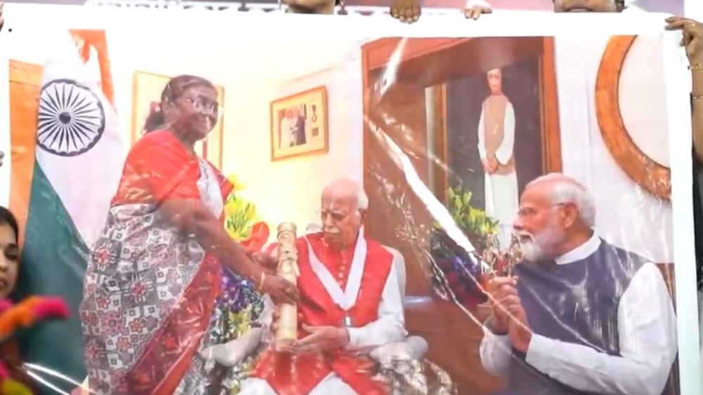 भारत रत्न से लालकृष्ण आडवाणी को सम्मानित करती राष्ट्रपति मुर्मू्। (इमेज सोर्स-एक्स/Screengrab)