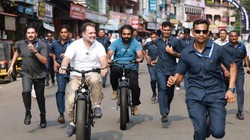 केरल की सड़कों पर साइकिल चलाते दिखे राहुल गांधी; राज्य में महिला मुख्यमंत्री को लेकर कही यह बड़ी बात