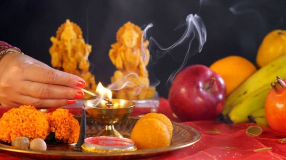 shakun shastra, shakun shastra signs, things falling from hand omen, inauspicious signs shakun shastra, shakun shastra bad omens, what does it mean when things fall from your hand, shakun shastra inauspicious signs in hindu astrology, haath se cheez girna kya sanket hai, shakun shastra astrology signs, शकुन शास्त्र, शकुन शास्त्र के संकेत, शकुन शास्त्र अपशकुन संकेत, हाथ से इन चीजों का गिरना अपशकुन, शकुन शास्त्र में अपशकुन के संकेत क्या है, हाथ से चीज गिरने का मतलब, शकुन शास्त्र में अशुभ संकेत क्या है