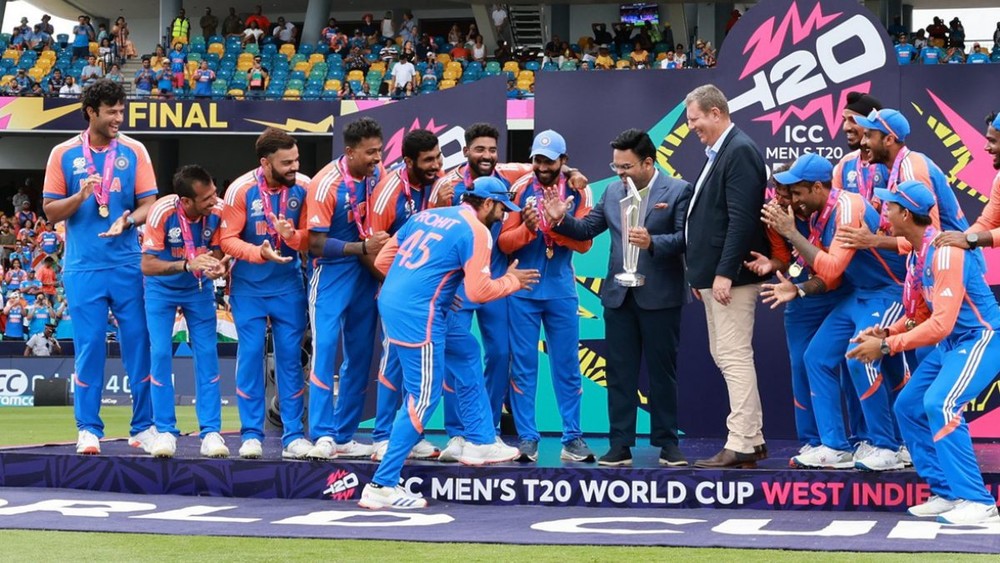 भारतीय टीम के खिलाड़ी टी20 वर्ल्ड कप 2024 के दौरान पोडियम पर (सोर्स- IANS)