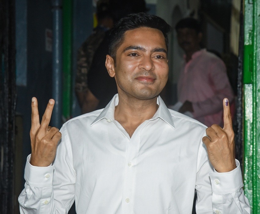 Voters Brave Early Morning Lines to Cast Ballots in Bengal Polls