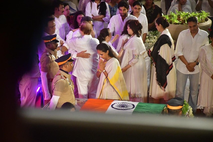 Asha Bhosle accompanied by his father