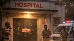 डॉक्टर की लापरवाही ने ली दो जान, फोन पर इंस्ट्रक्शन देकर कराया प्रसव, अस्पताल पर चला स्वास्थ्य विभाग का डंडा