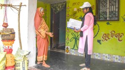 धूप से जंग, हाथ में डेटा: ओडिशा में जनगणना कर्मी सर्मिष्ठा साहू की जमीनी कहानी
