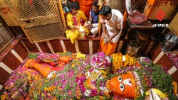 प्रयागराज में गूंज रही ‘हनुमंत कथा’, धीरेंद्र कृष्ण शास्त्री ने किए बड़े हनुमान जी के दर्शन