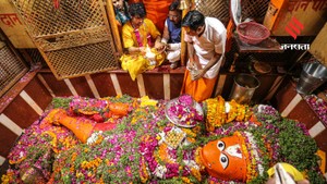 प्रयागराज में गूंज रही ‘हनुमंत कथा’, धीरेंद्र कृष्ण शास्त्री ने किए बड़े हनुमान जी के दर्शन