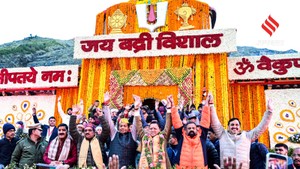 बद्रीनाथ मंदिर के कपाट खुलते ही गूंजा पूरा धाम, सीएम धामी ने की महाभिषेक पूजा, भक्तों में दिखा उत्साह