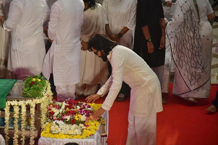 Family members and mourners gathered at the residence of Asha Bhosle to pay their final respects