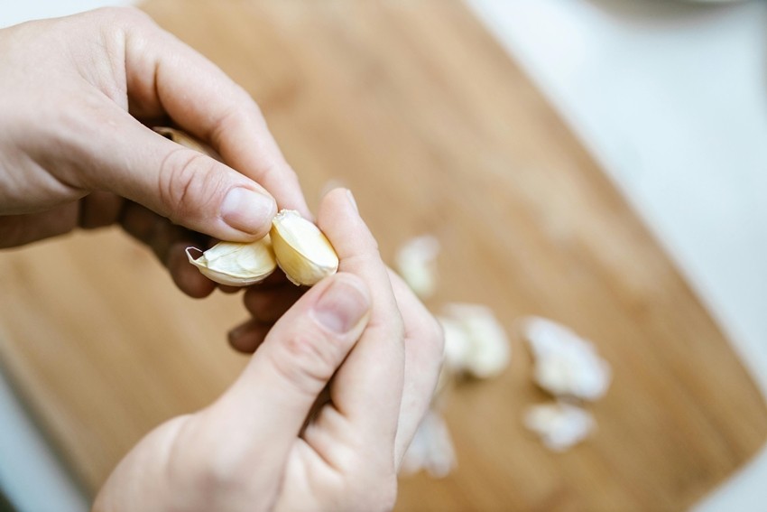 Garlic smell stuck on your hands