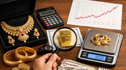 Gold Buying Tips: सोना खरीदने जा रहे हैं? कीमत से लेकर हॉलमार्क तक, जरूर जांच लें ये 5 जरूरी चीजें
