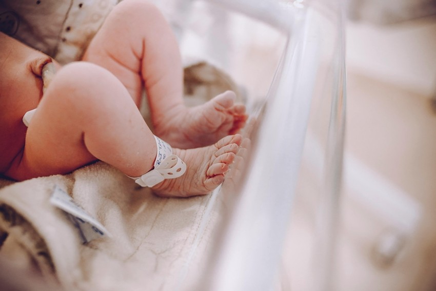 HAVE NO KNEECAPS AT BIRTH