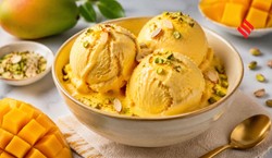 बाजार का क्यों खाना जब घर पर बना सकते हैं, यहां देखें क्रीमी मैंगो मलाई आइसक्रीम की आसान रेसिपी