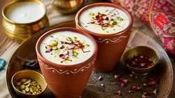 बनारसी स्टाइल में घर पर बनाएं ठंडी-ठंडी लस्सी, देखें मिनटों में तैयार होने वाली आसान