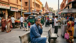 जीवन को समझने और बेहतर बनाने के लिए उदारता और संवेदना जरूरी | दुनिया मेरे आगे