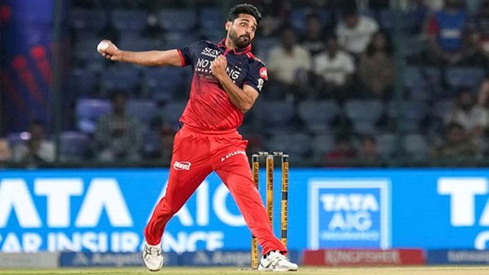 गुजरात टाइटंस के खिलाफ गेंदबाजी करते भुवनेश्वर कुमार। (फोटो सोर्स- पीटीआई)