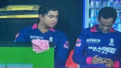 IPL 2026 में विवाद: डगआउट में फोन चलाते दिखे राजस्थान रॉयल्स के मैनेजर, बगल में बैठे थे वैभव सूर्यवंशी