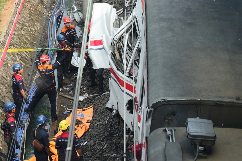 what caused the Bekasi train crash in Indonesia