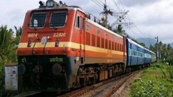 प्रयागराज में बड़ा हादसा, ट्रेन की चपेट में आने से पांच युवकों की मौत