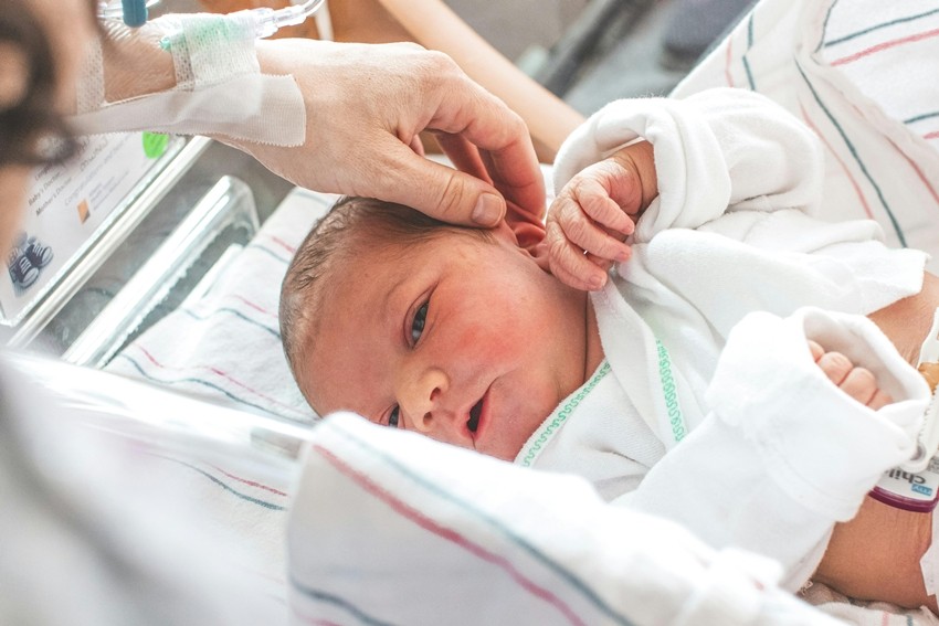 NEWBORNS CAN'T SEE CLEARLY AT FIRST