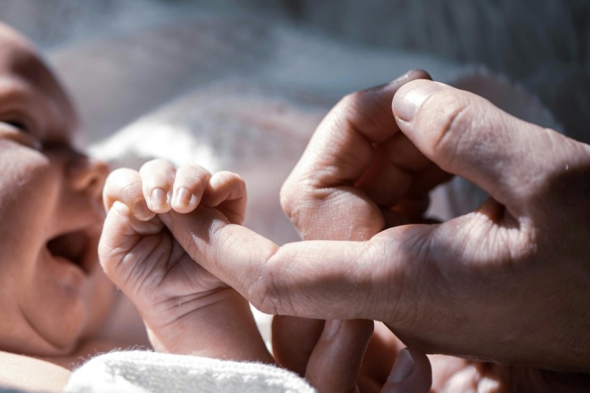 NEWBORNS HAVE STRONG GRIP REFLEX