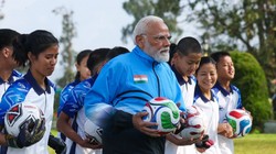 ‘एक अलग ही आनंद देता है’, प्रधानमंत्री नरेंद्र मोदी ने बच्चों संग खेली फुटबॉल, देखिए तस्वीरें
