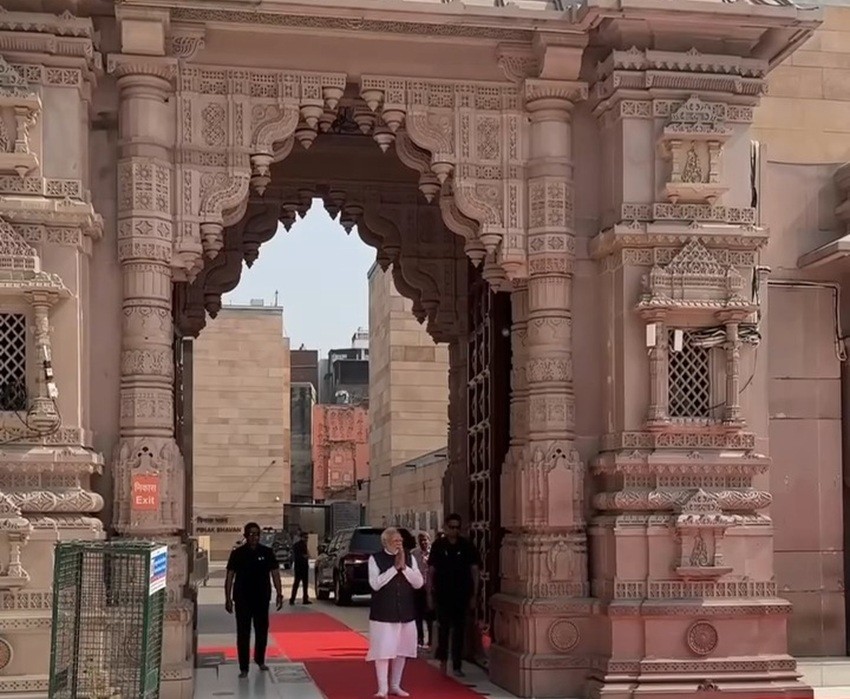 Modi temple puja visit
