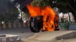 नोएडा फेज-2 में बवाल: वेतन बढ़ोतरी की मांग पर कर्मचारियों का हिंसक प्रदर्शन, तोड़फोड़ और पथराव