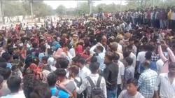 कर्मचारियों का उग्र प्रदर्शन के कारण लगा महाजाम, दो स्कूल बसों की आमने-सामने टक्कर; नोएडा की पांच खबरें