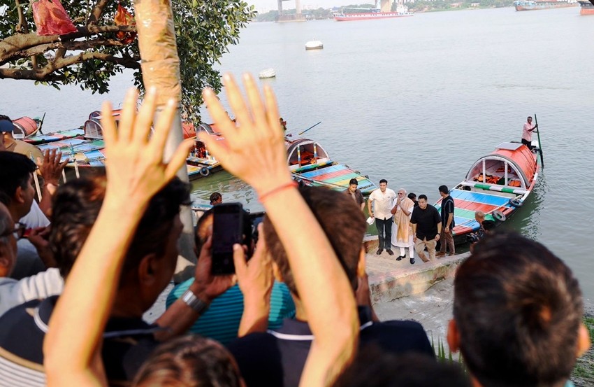 PM Modi photography during boat ride