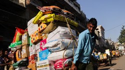 पश्चिम एशिया तनाव का असर: भारत पर मंडराया महंगाई और गरीबी बढ़ने का बड़ा खतरा | संपादकीय